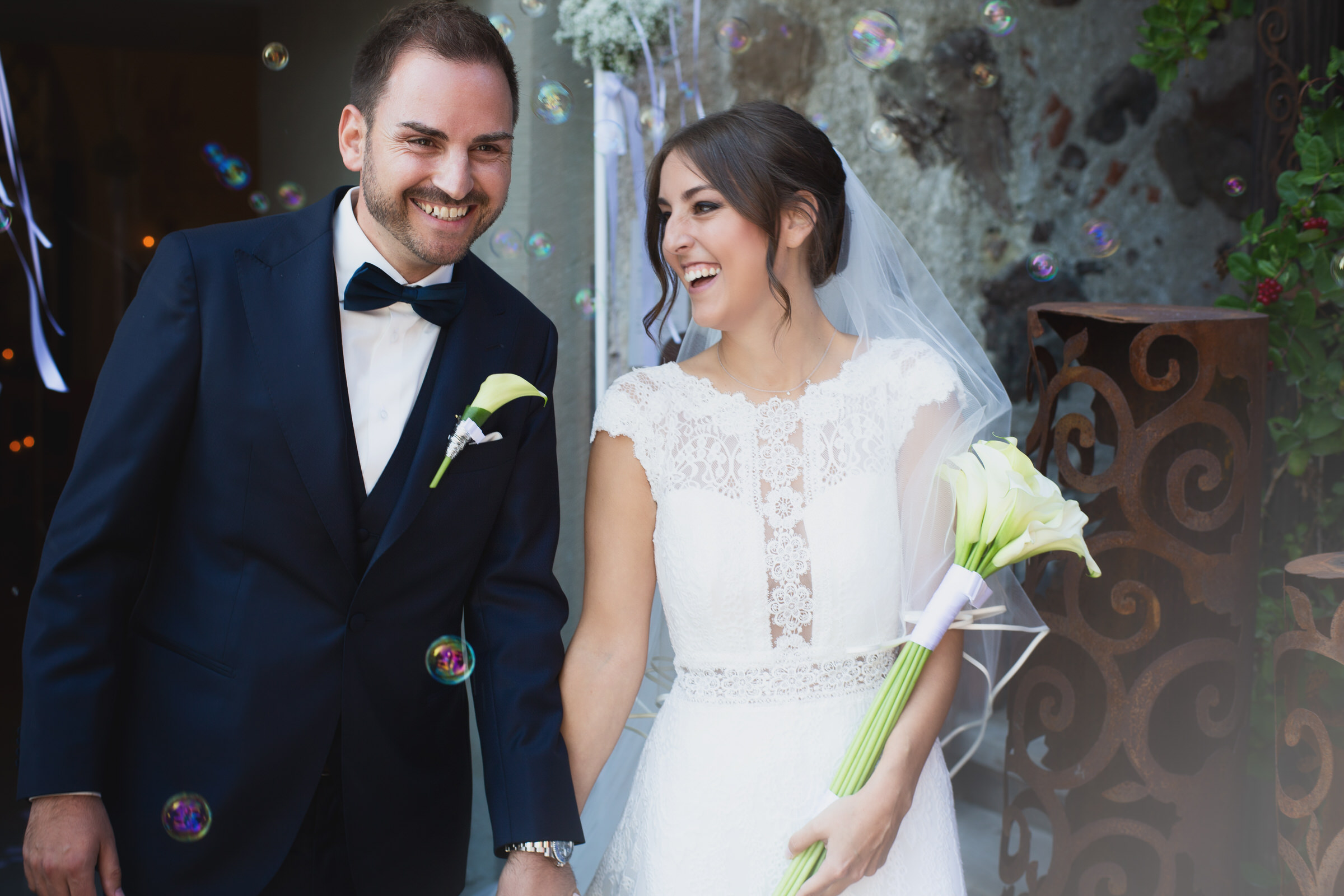 Der Fotograf Franco Baumann: Hochzeitspaar nach der Trauung, beide lachend, aufgenommen für die Rubrik Hochzeit in St. Gallen und Toggenburg.